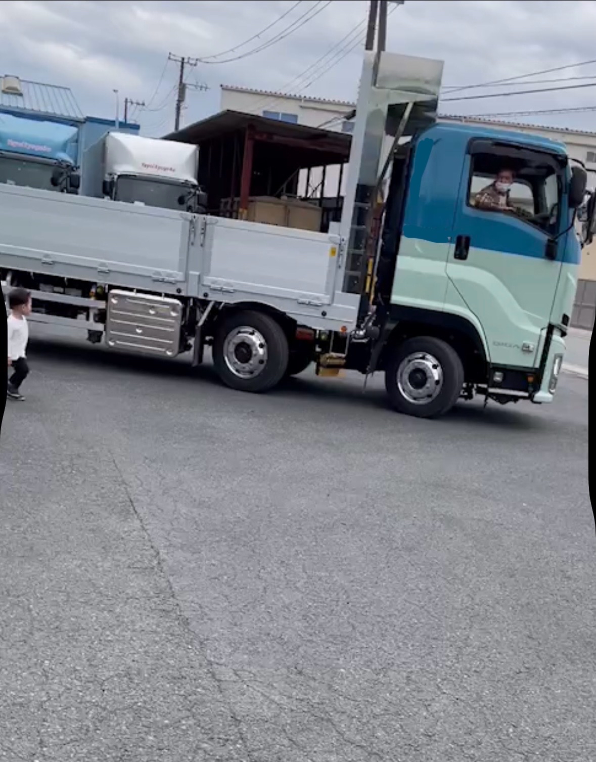 トラック運転中の社長