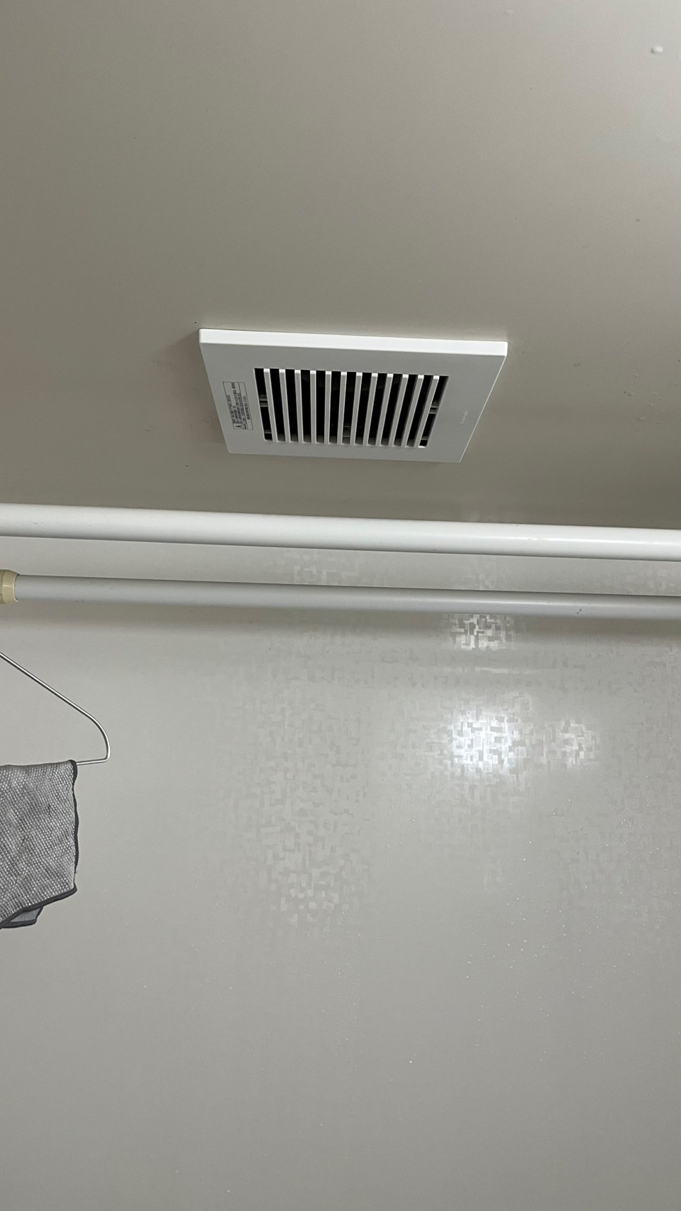 新しい換気扇の設置完了