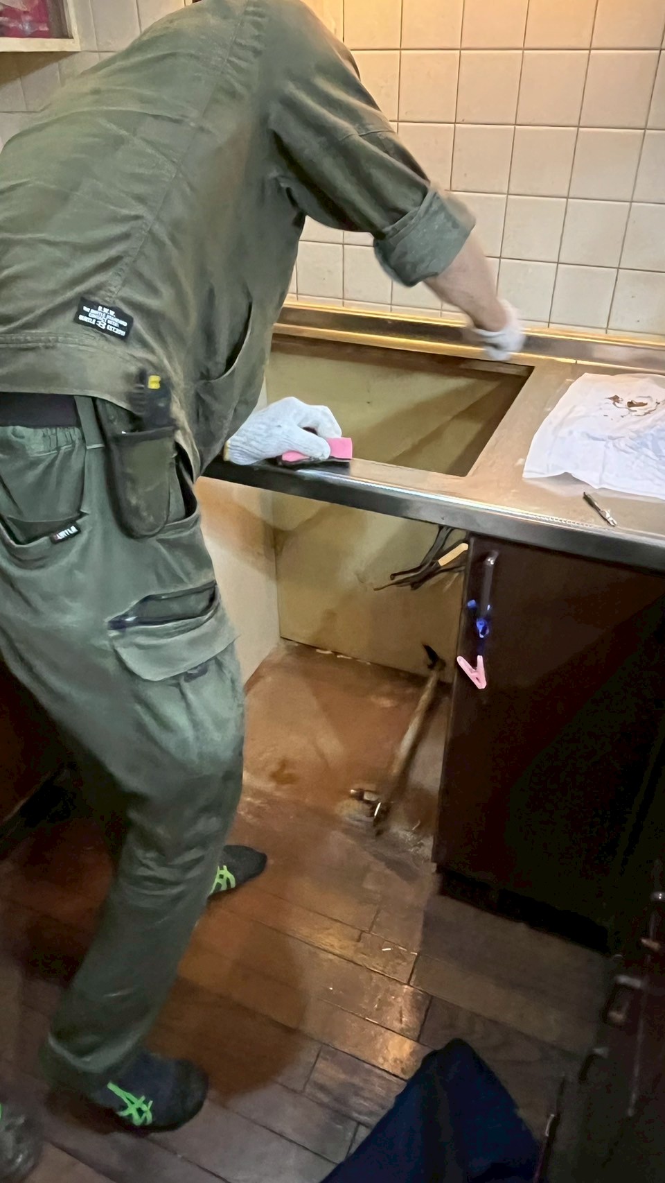 オーブン撤去後の清掃作業