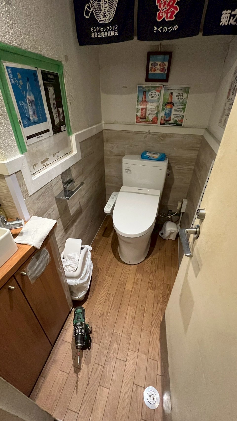 トイレの設置完了、内装も元通りに