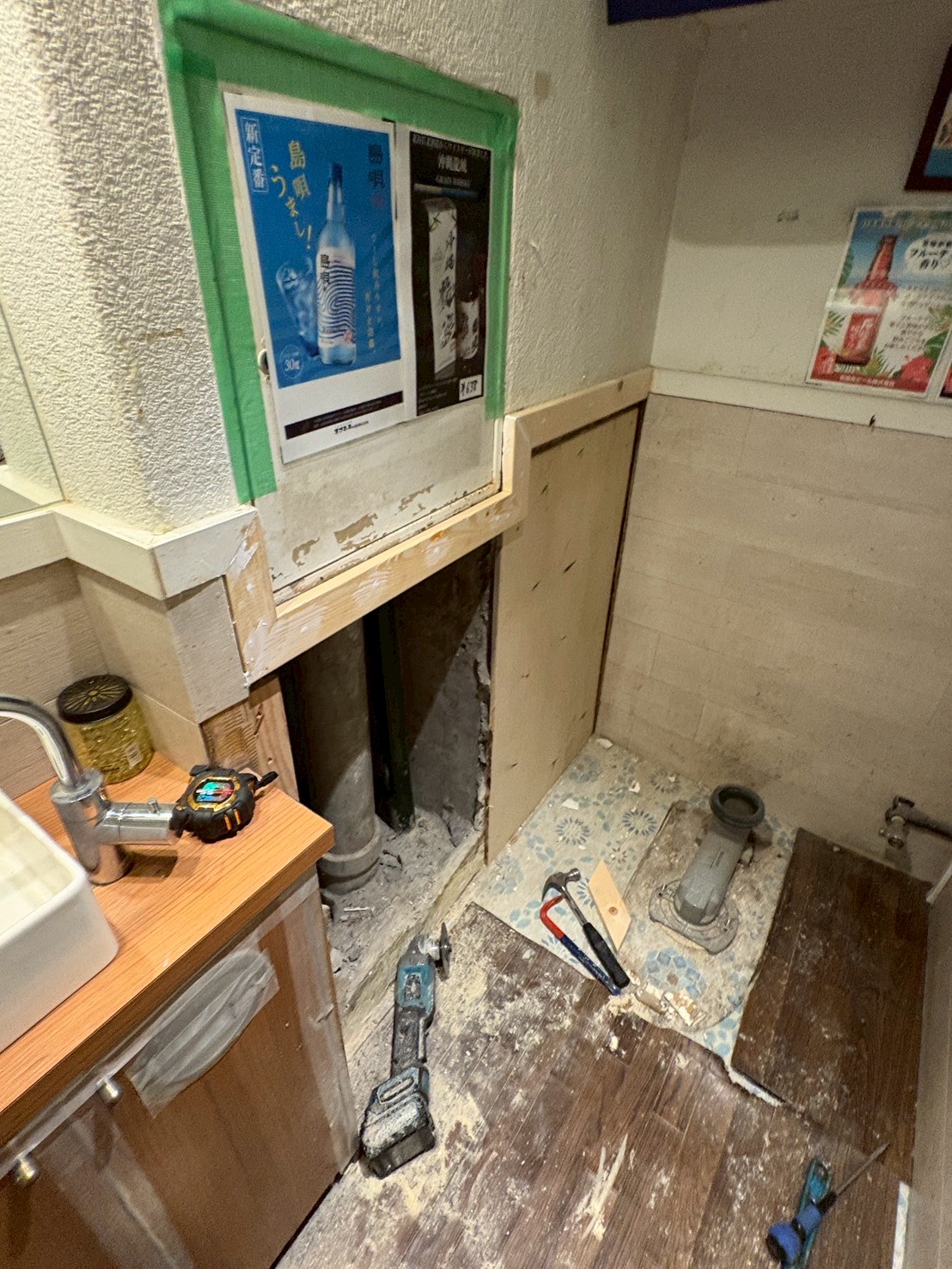 トイレを外し、内装を解体中