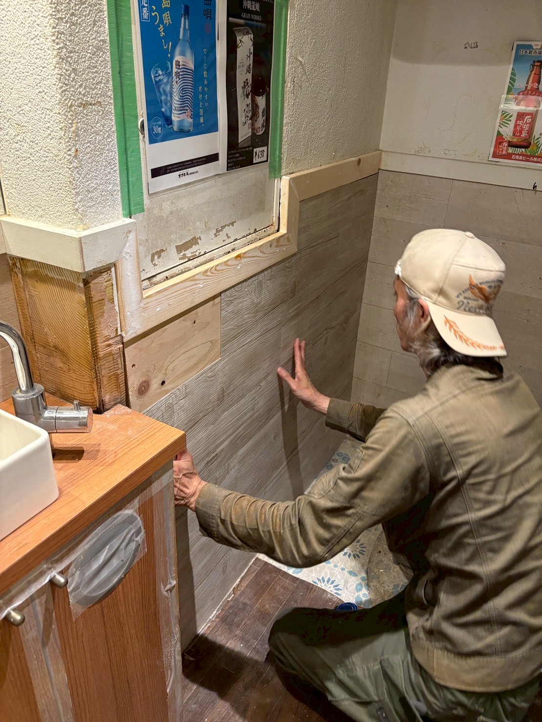 腰壁の内装材を貼り直し中