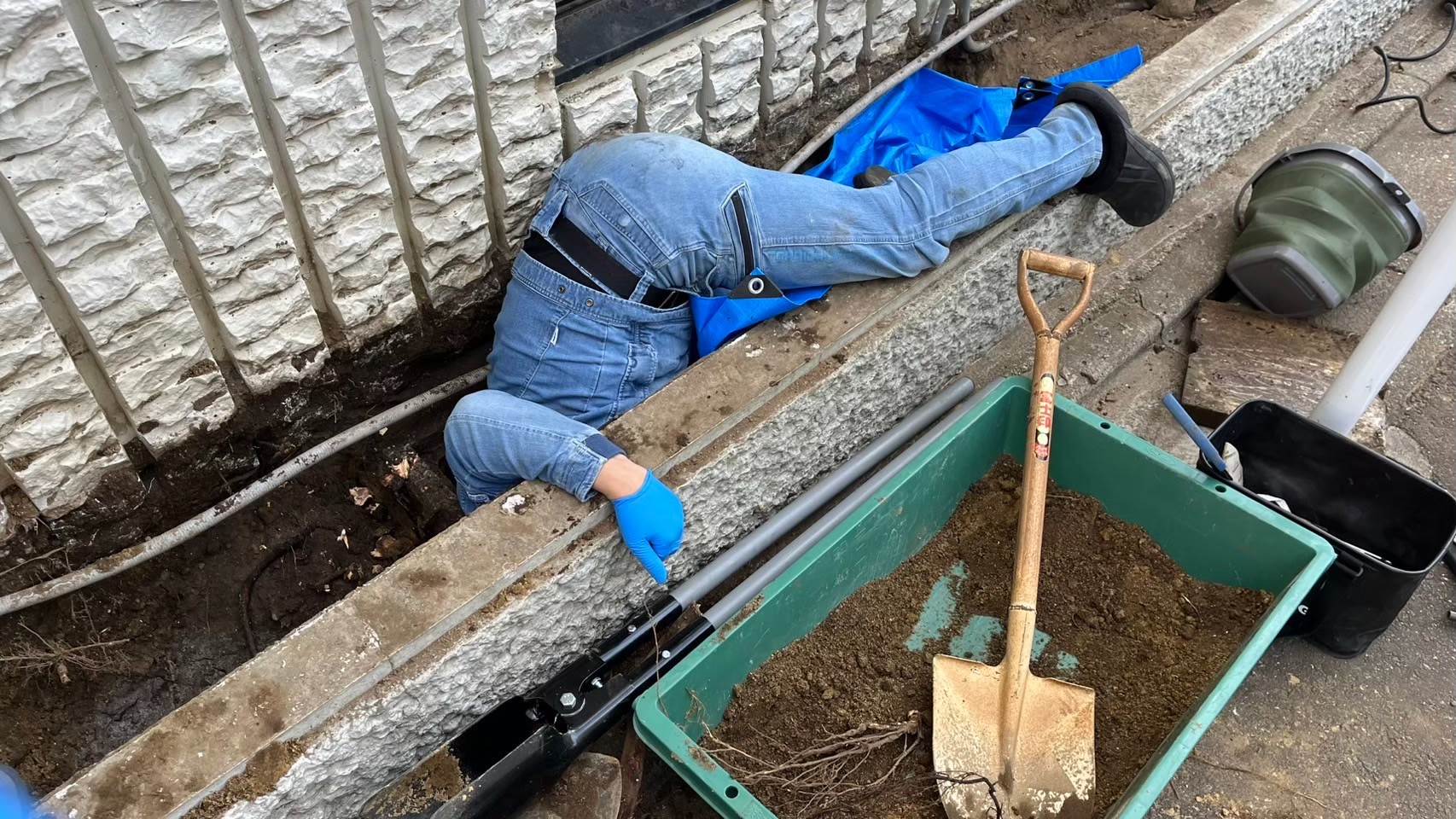 体を突っ込んで作業