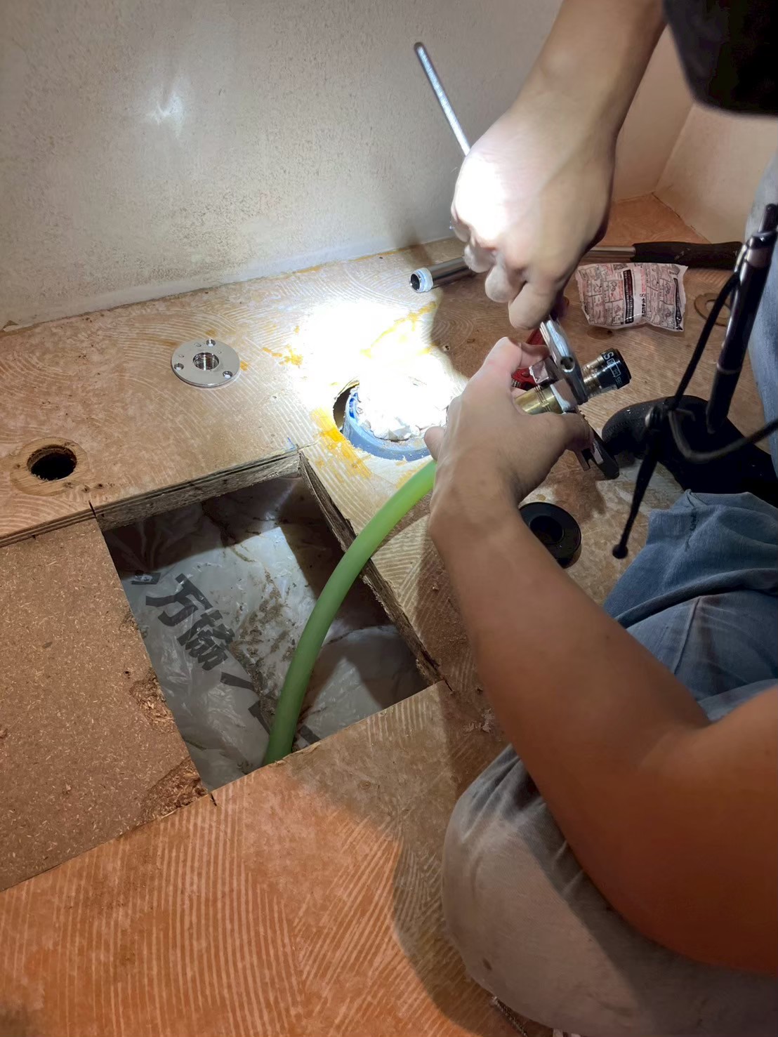 床開口配管作業