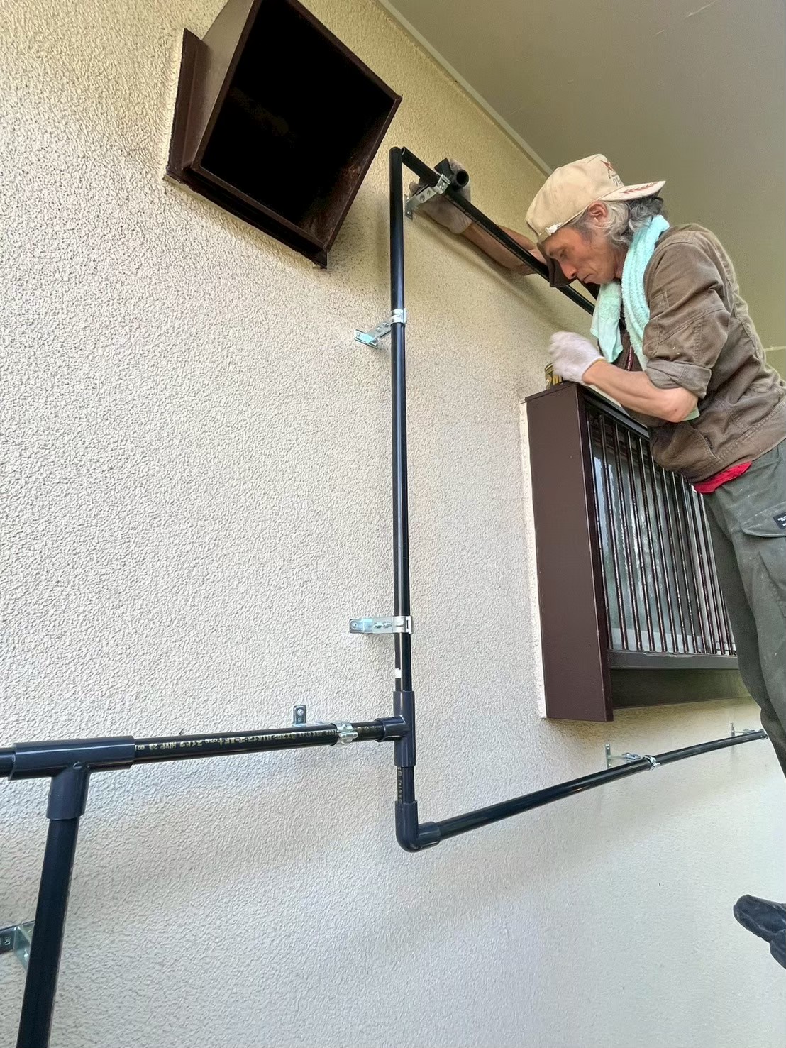 屋外での配管作業中の様子