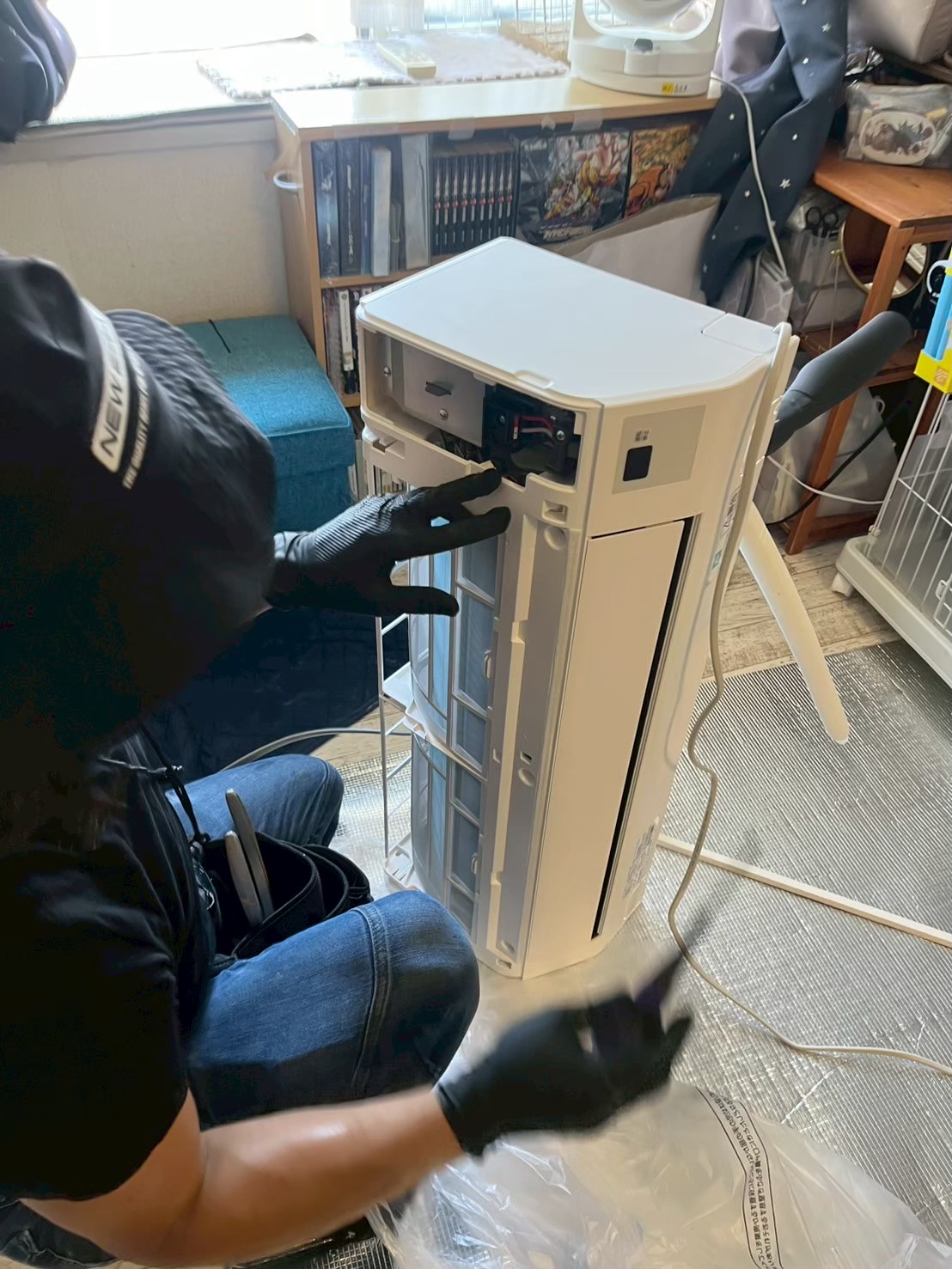 室内機のフロントパネルを外して内部を点検