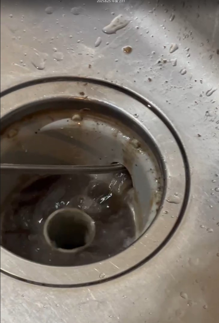 キッチンシンクの排水確認